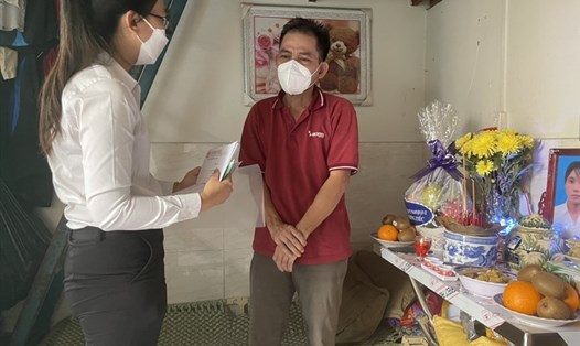 Đại diện Công đoàn Tổng Công ty Việt Tiến đến thăm hỏi gia đình chị Bùi Thị Vinh - người đã mất do dịch COVID-19. Ảnh: CĐN