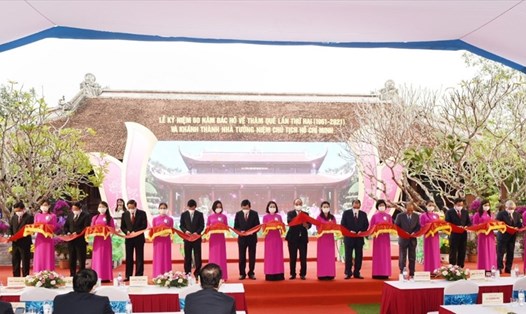 Chủ tịch nước Nguyễn Xuân Phúc cùng các đồng chí lãnh đạo và nguyên lãnh đạo Trung ương cắt băng khánh thành công trình Nhà tưởng niệm Chủ tịch Hồ Chí Minh tại Khu di tích lịch sử quốc gia đặc biệt Kim Liên. Ảnh: QĐ