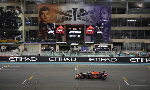 Thế giới F1 dồn mọi sự chú ý về trường đua Yas Marina Circuit để theo dõi cuộc đua quyết định giữa Max Verstappen và Lewis Hamilton. Ảnh: Formula1