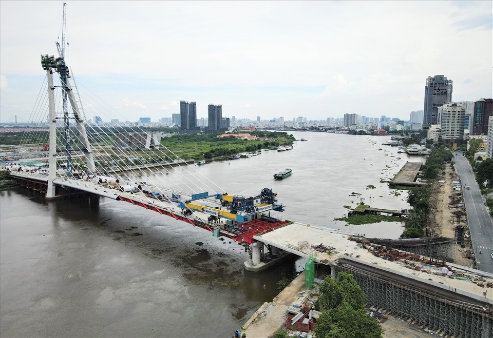 Giá căn hộ ở Thủ Thiêm tăng vọt sau khi cầu Thủ Thiêm chuẩn bị hợp long kết nối với quận 1. Ảnh: Minh Quân