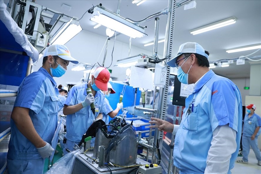 Ông Hideaki Nasu (ngoài cùng bên phải) cùng các công nhân có nhiều sáng kiến tại dây chuyển sản xuất. Ảnh: Hải Nguyễn