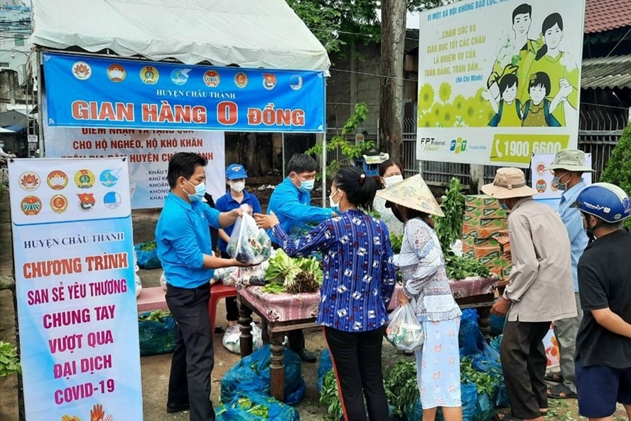 Cán bộ Công đoàn tỉnh Tiền Giang giúp CNLĐ vượt qua khó khăn do dịch COVID-19. Ảnh: K.Q