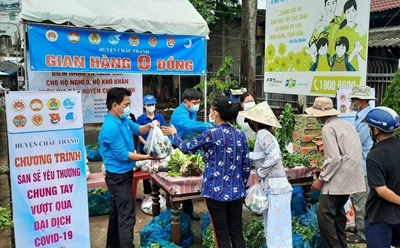 Cán bộ Công đoàn tỉnh Tiền Giang giúp CNLĐ vượt qua khó khăn do dịch COVID-19. Ảnh: K.Q