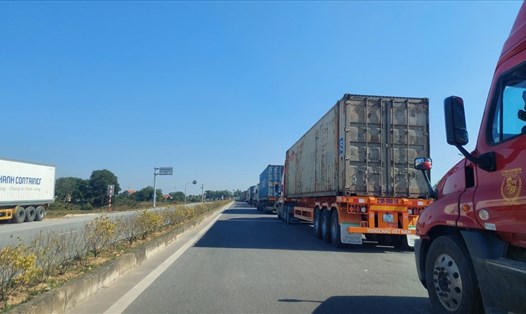 Xe container xếp hàng chờ xuất hàng sang Trung Quốc tại Móng Cái. Ảnh: Hữu Việt