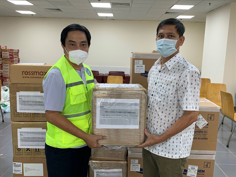 Đoàn viên, người lao động ngành điện phía Bắc ủng hộ trang thiết bị y tế để hỗ trợ đồng nghiệp các tỉnh phía Nam. Ảnh: CĐCC