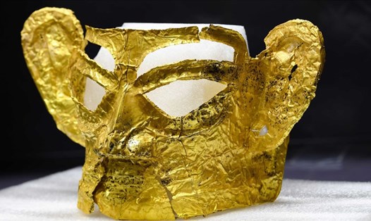 Mặt nạ vàng khai quật ở di chỉ khảo cổ Tam Tinh Đôi, Trung Quốc. Ảnh: Xinhua