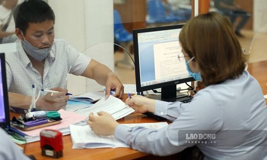 Người lao động giải quyết các vấn đề liên quan bảo hiểm xã hội, bảo hiểm thất nghiệp. Ảnh Hải Nguyễn.