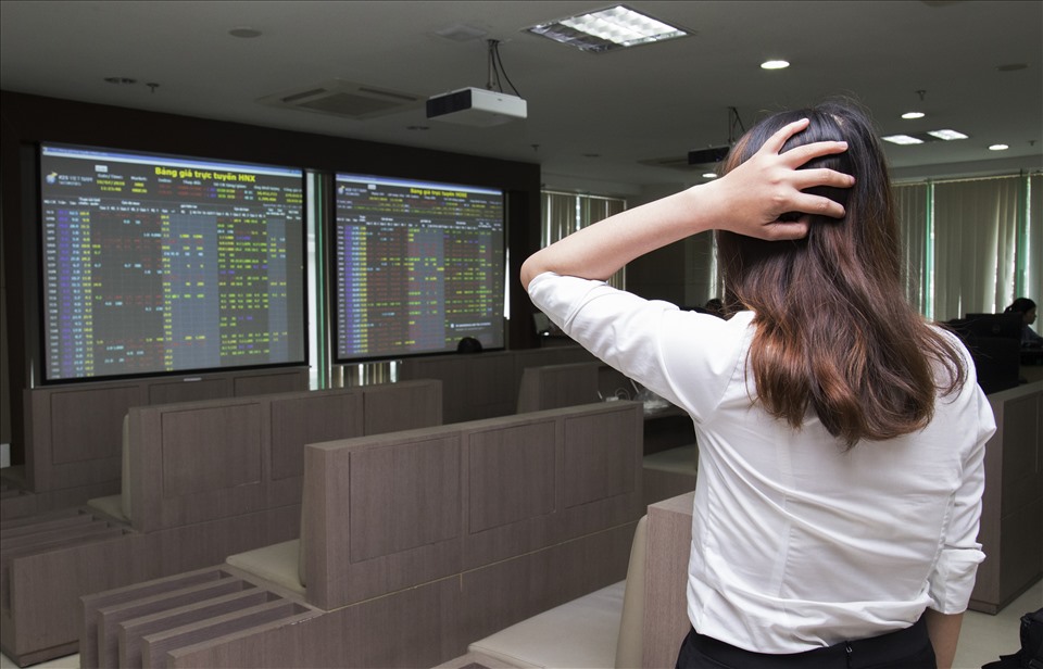 Giá nhiều cổ phiếu biến động mạnh theo giao dịch cổ đông lớn. Ảnh: B. Chương