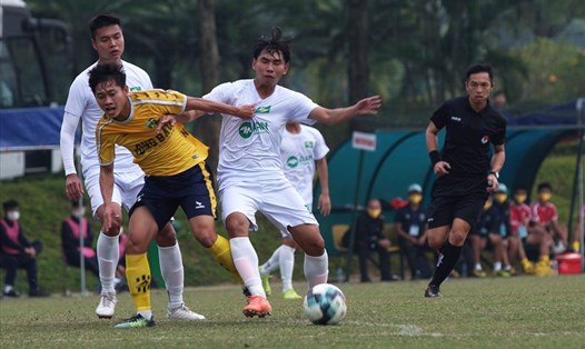 U21 Học viện Nutifood JMG (áo vàng) có trận hòa trước U21 Sông Lam Nghệ An qua đó đủ điều kiện giành vé dự vòng chung kết. Ảnh: Văn Hải