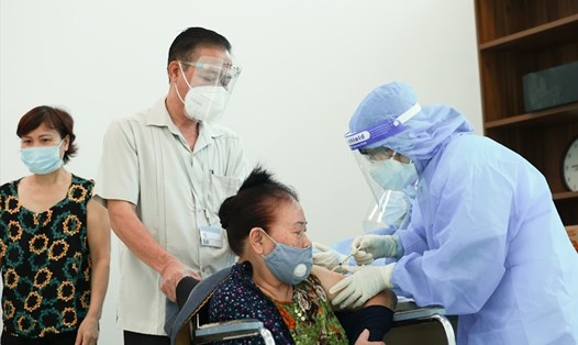 Người dân ở Hà Nội tiêm vaccine phòng COVID-19. Ảnh: Hải Nguyễn