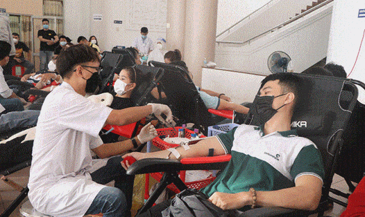 Ngày hội hiến máu Ngân hàng Khánh Hòa năm 2021 thu hút đông đảo đoàn viên, NLĐ tham gia. Ảnh: CĐN