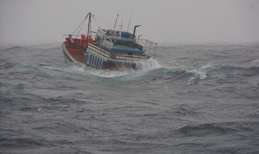 Một tàu cá gặp nạn trên biển. Ảnh minh họa: Thanh Chung