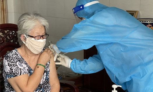 Tiêm vaccine COVID-19 cho người cao tuổi ngay tại nhà. Ảnh: Trung tâm Y tế quận Tân Phú.