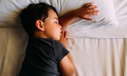 Các bậc phụ huynh hãy lựa chọn đệm phù hợp nhằm giúp trẻ có giấc ngủ ngon và  phát triển toàn diện. Ảnh: Xinhua
