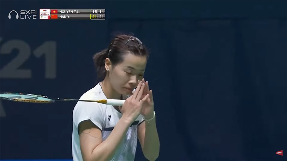 Nguyễn Thuỳ Linh nhận thất bại 2-0 trước Han Yue tại giải Vô địch cầu lông thế giới 2021. Ảnh: CMH