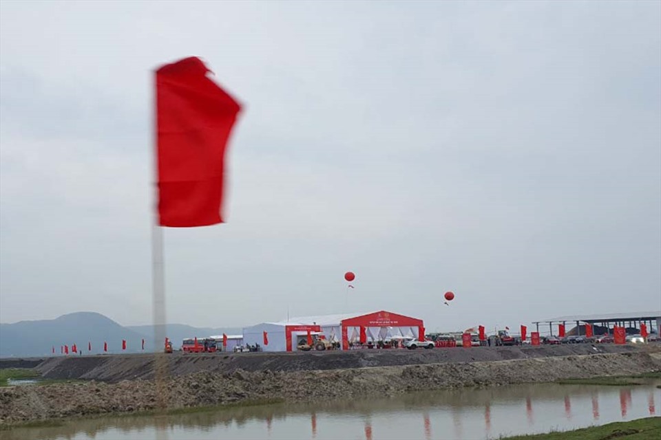 Dự án Nhà máy sản xuất Pin VinES của Tập đoàn Vingroup, vừa khởi công ngày 12.12 là một trong số những dự án đầu tư vào KKT Vũng Áng, giới đầu tư bất động sản lâu nay luôn cập nhật thông tin để "ăn theo" khi  rao bán đất trên địa bàn. Ảnh: Trần Tuấn.