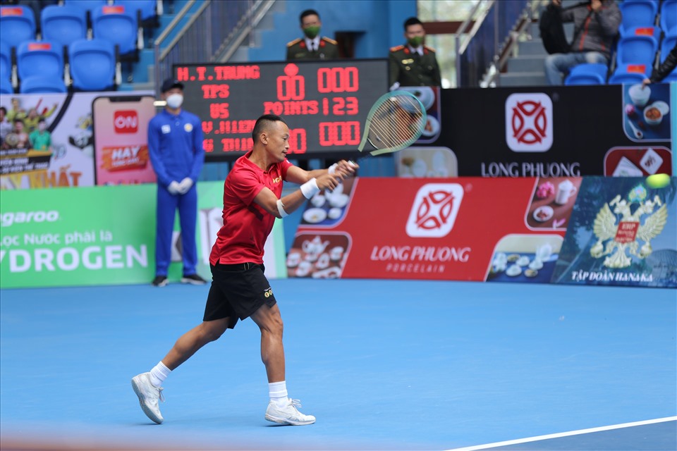 VĐV thi đấu trong ngày khai mạc giải quần vợt Quốc gia – Cup Hanaka 2021. Ảnh: Hữu Chánh.