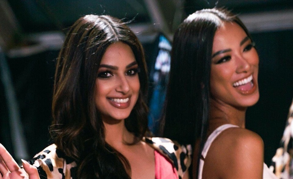 Kim Duyên thân thiết bên Tân Miss Universe 2021. Ảnh: NV. Kim Duyên thân thiết bên Tân Miss Universe 2021. Ảnh: NV.