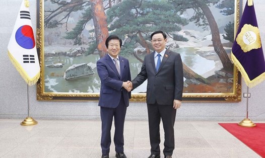 Chủ tịch Quốc hội Vương Đình Huệ gặp Chủ tịch Quốc hội Hàn Quốc Park Byeong-seug tại nhà riêng, trưa 13.12. Ảnh: TTXVN