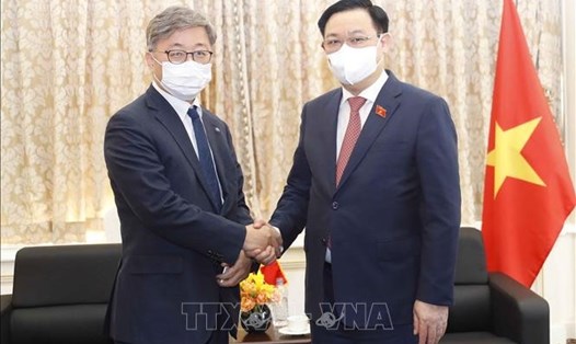 Chủ tịch Quốc hội Vương Đình Huệ tiếp ông Jung In-sub, Tổng Giám đốc Tập đoàn Hanwha Energy. Ảnh: TTXVN