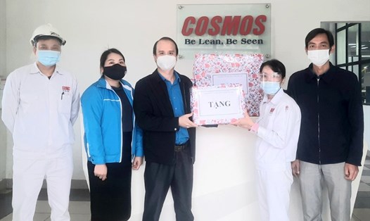 Lãnh đạo Công đoàn các Khu công nghiệp tỉnh Phú Thọ tặng trang thiết bị phòng, chống dịch tại CĐCS Công ty TNHH công nghệ Cosmos 1. Ảnh: Quang Việt