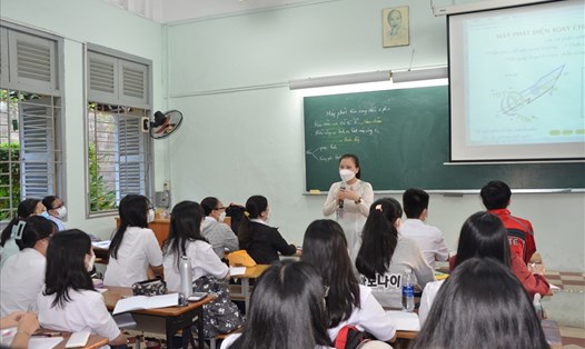 Học sinh lớp 12 Trường THPT chuyên Lê Hồng Phong đi học trở lại ngày 13.12. Ảnh: Huyên Nguyễn