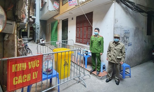Lực lượng chức năng phường Hàng Bột (quận Đống Đa) trực chốt tại khu vực cách ly người nhiễm COVID-19. Ảnh: Nguyên Bảo