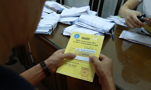 Người lao động nhận lương hưu. Ảnh minh hoạ: Hải Nguyễn