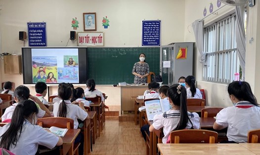 Học sinh huyện Côn Đảo (tỉnh Bà Rịa - Vũng Tàu) đến trường học trực tiếp trở lại từ ngày 13.12. Ảnh: M.C