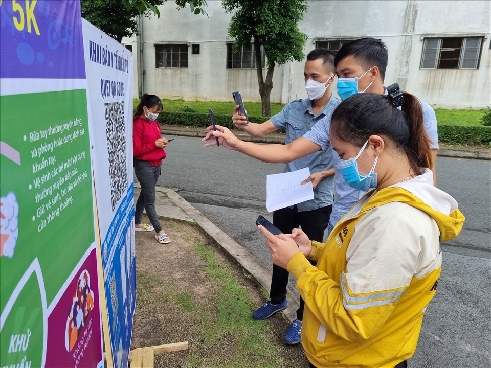 Người lao động khai báo y tế khi đến đăng ký tìm việc tại Công ty Nissei Electric Việt Nam. Ảnh: Nam Dương