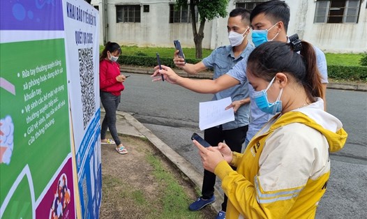 Người lao động khai báo y tế khi đến đăng ký tìm việc tại Công ty Nissei Electric Việt Nam. Ảnh: Nam Dương