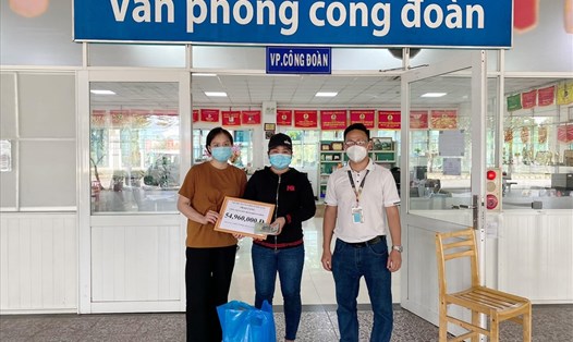 Công đoàn cơ sở Công ty TNHH Pousung Việt Nam (Đồng Nai) hỗ trợ người lao động mắc bệnh hiểm nghèo. Ảnh: Hà Anh Chiến