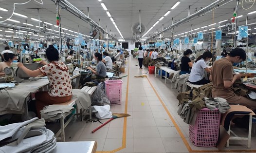 Không khí lao động tại một doanh nghiệp dệt may của Đà Nẵng dịp cuối năm. Ảnh: Tường Minh