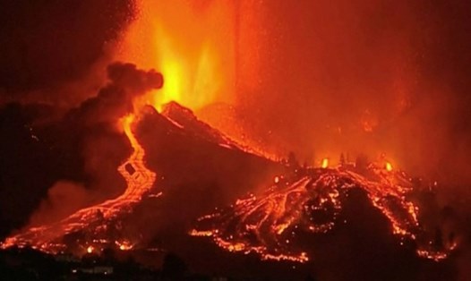 Núi lửa trên đảo La Palma của Tây Ban Nha bắt đầu phun trào dữ dội từ chiều 19.9.2021. Ảnh chụp màn hình.