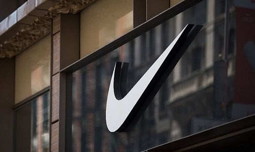Nike đã tiến thêm một bước vào vũ trụ ảo metaverse bằng việc mua lại công ty giày ảo RTFKT. Ảnh: AFP