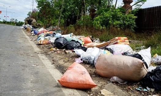 Rác thải ùn ứ tại huyện Hương Khê do lâu nay chưa có Khu xử lý rác. Ảnh: Trần Tuấn.