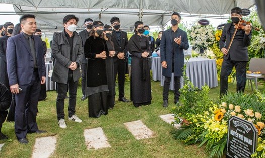 Nghệ sĩ Bùi Công Duy cùng Đức Tuấn, Tấn Minh và gia đình biểu diễn "Em ơi Hà Nội phố" bên mộ nhạc sĩ Phú Quang. Ảnh: Hải Bá