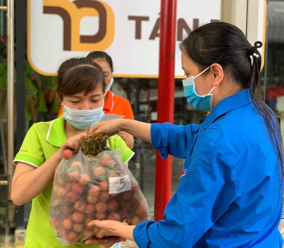 Công nhân Công ty Tân Đệ tích cực hưởng ứng chiến dịch chung tay tiêu thụ vải thiều Bắc Giang. Ảnh: CTV
