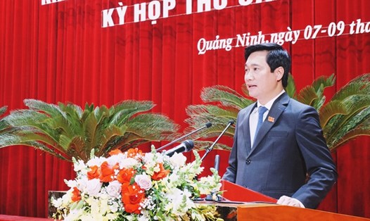 Ông Nguyễn Tường Văn – Chủ tịch UBND tỉnh Quảng Ninh – báo cáo tình hình thực hiện nhiệm vụ của UBND tỉnh năm 2021 và nhiệm vụ năm 2022. Ảnh: CTV
