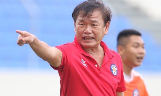 Huấn luyện viên Phan Thanh Hùng gặp khó trong giai đoạn chuẩn bị cho V.League 2022. Ảnh: Văn Tuân