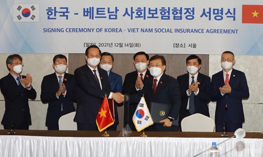 Lễ ký hiệp định song phương về bảo hiểm xã hội giữa Việt Nam và Hàn Quốc. Ảnh: TTXVN/Bộ Lao động-Thương binh và Xã hội