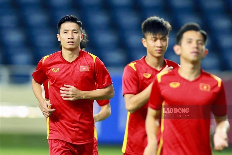 Trung vệ Bùi Tiến Dũng nhắc nhở đồng đội cẩn thận cách chơi bóng của Indonesia. Ảnh: Trung Thu