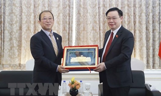 Chủ tịch Quốc hội Vương Đình Huệ tặng quà lưu niệm do dòng họ Lý gốc Việt. Ảnh: TTXVN