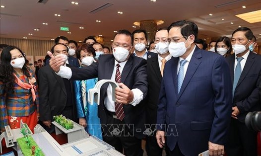 Thủ tướng Phạm Minh Chính và các đại biểu tham quan khu vực trưng bày các sản phẩm ứng dụng công nghệ sáng tạo. Ảnh: Dương Giang