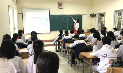 Học sinh Hà Nội đi học trở lại sau thời gian dài học trực tuyến. Ảnh: Tường Vân