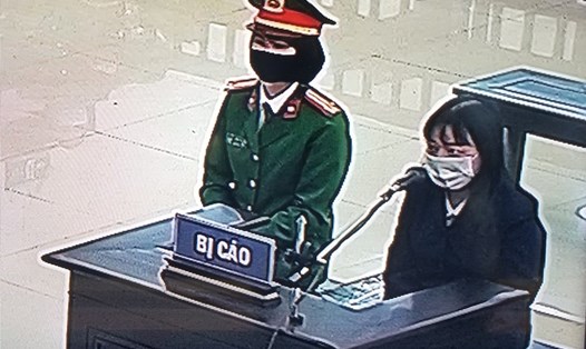 Toà tuyên phạt bị cáo Phạm Thị Đoan Trang (phải) 9 năm tù vì có hành vi chống Nhà nước. Ảnh chụp qua màn hình tivi: T.Lam