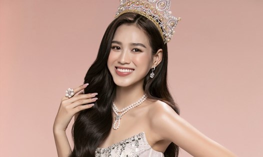 Hoa hậu Đỗ Thị Hà mang trang sức đi đấu giá từ thiện tại Miss World. Ảnh: SV.