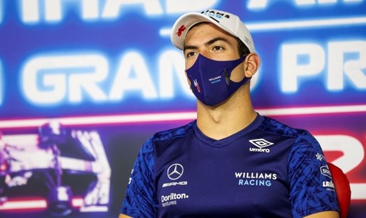 Nicholas Latifi được đội Red Bull hứa sẽ tặng quà "uống nước tăng lực suốt đời", sau khi góp phần giúp Max Verstappen vô địch mùa giải 2021. Ảnh: F1