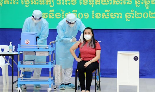Tiêm vaccine COVID-19 ở Campuchia. Ảnh: AFP