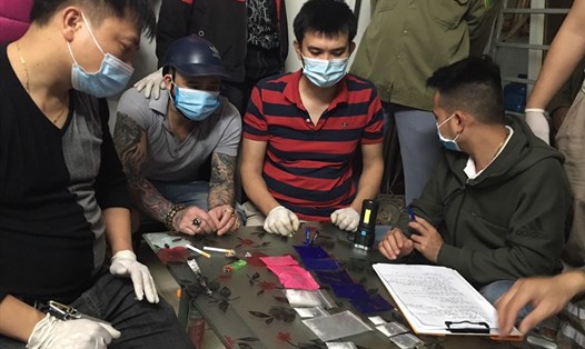 Các đối tượng mua bán trái phép chất ma túy bị Công an thành phố Ninh Bình bắt giữ cùng tang vật. Ảnh: NT